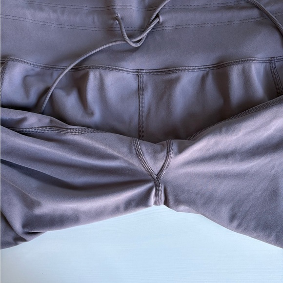 Vuori Daily Pocket Legging Size Large in Lunar Grey • Purple Leggings w/ Pockets - Picture 6 of 9
